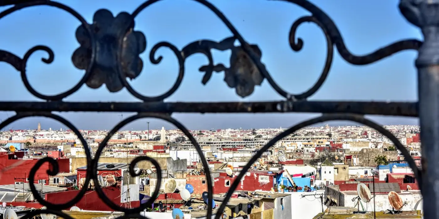 Les toits de la médina derrière la rampe en fer forgé