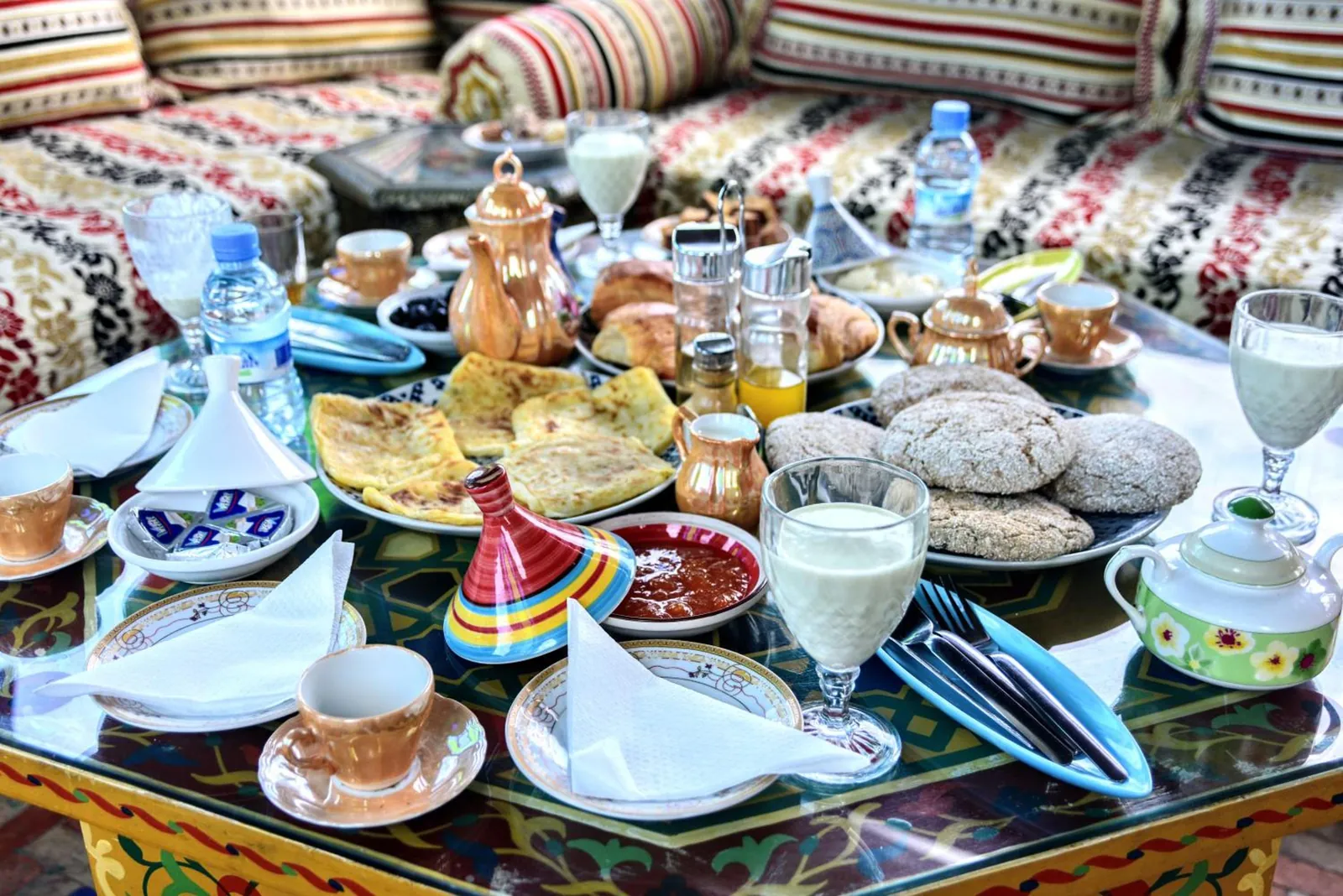 Le petit-déjeuner servi sur une table en zellige
