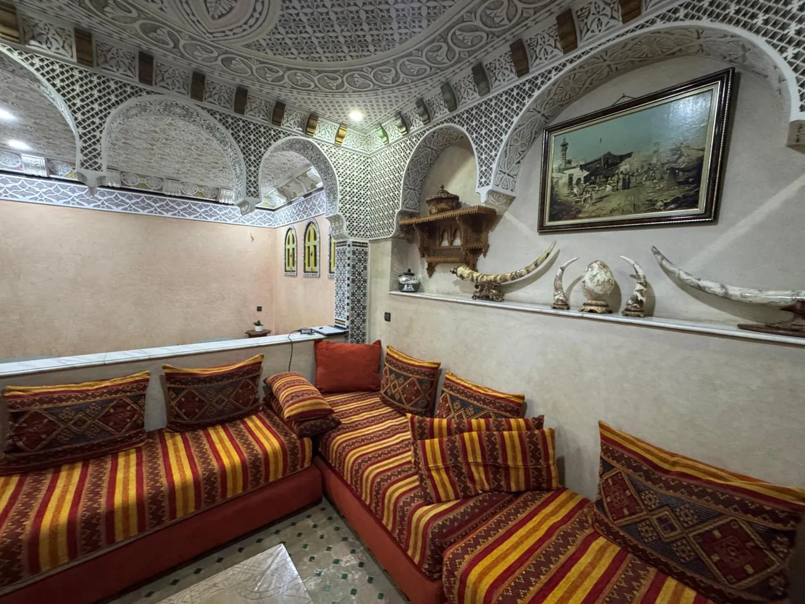 Le salon de l'appartement, banquettes rayées et plâtre sculpté