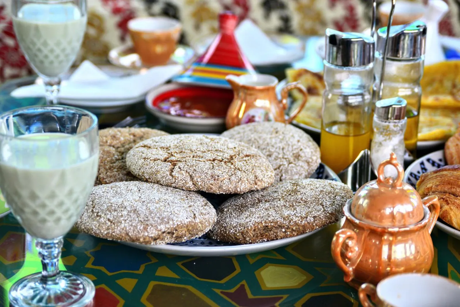 Ghribas, msemen et jus d'orange au petit-déjeuner