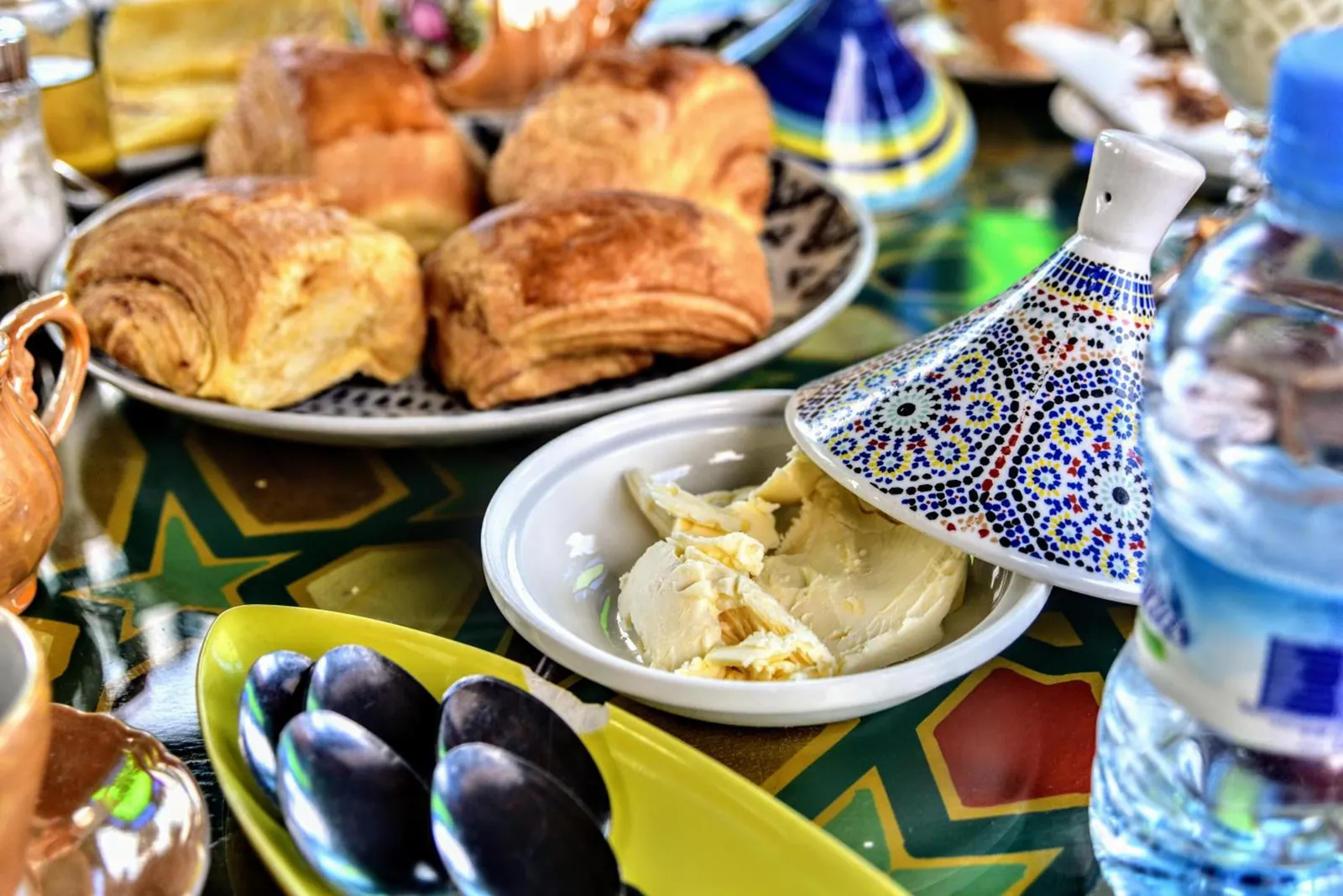 Viennoiseries, beurre et olives au petit-déjeuner