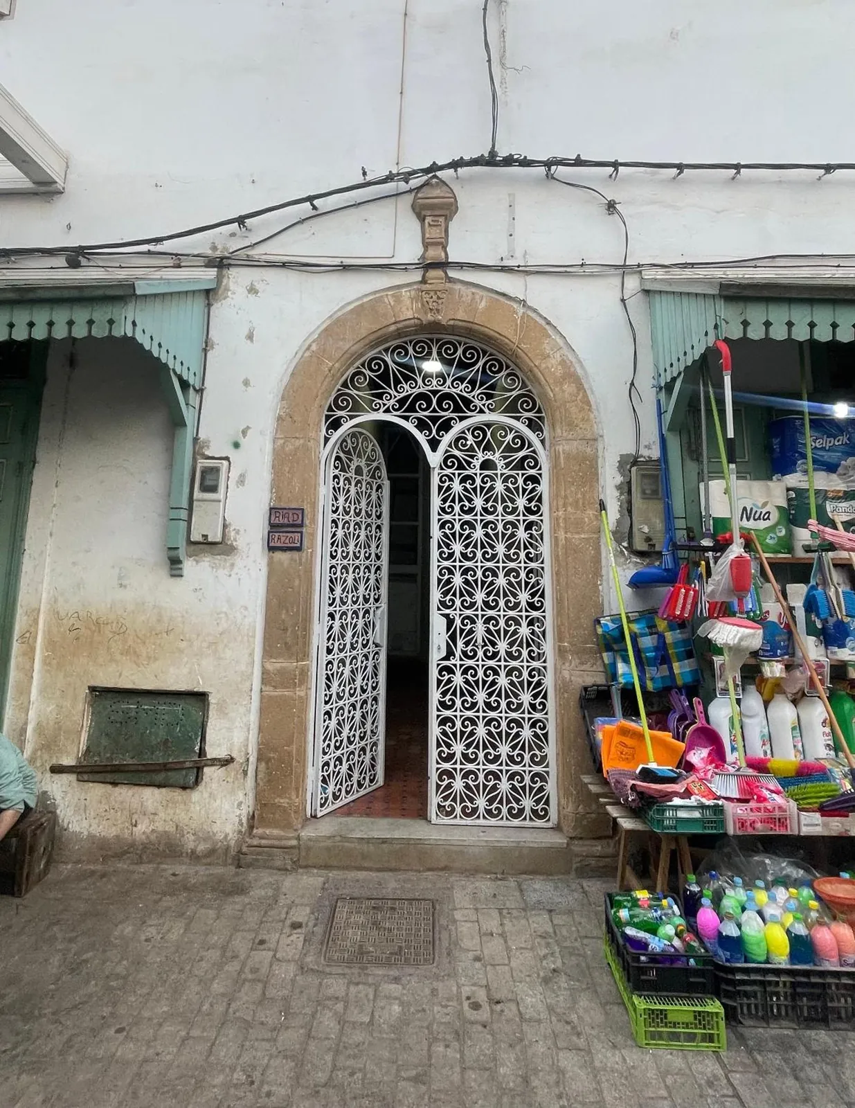 La porte du riad dans la rue
