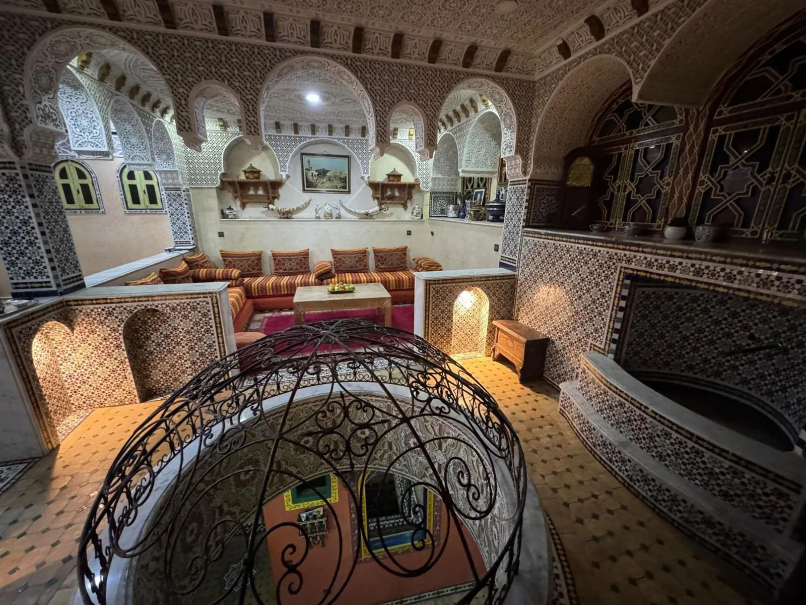 Le salon de l'appartement sous le plafond sculpté