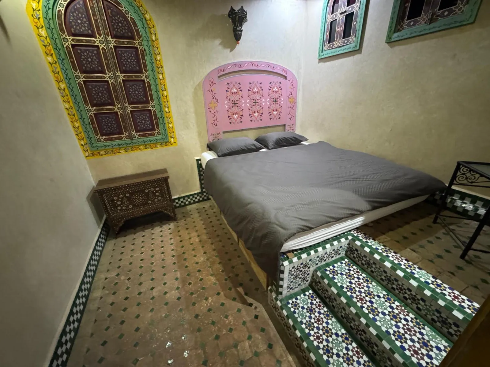 La chambre double au lit à tête rose