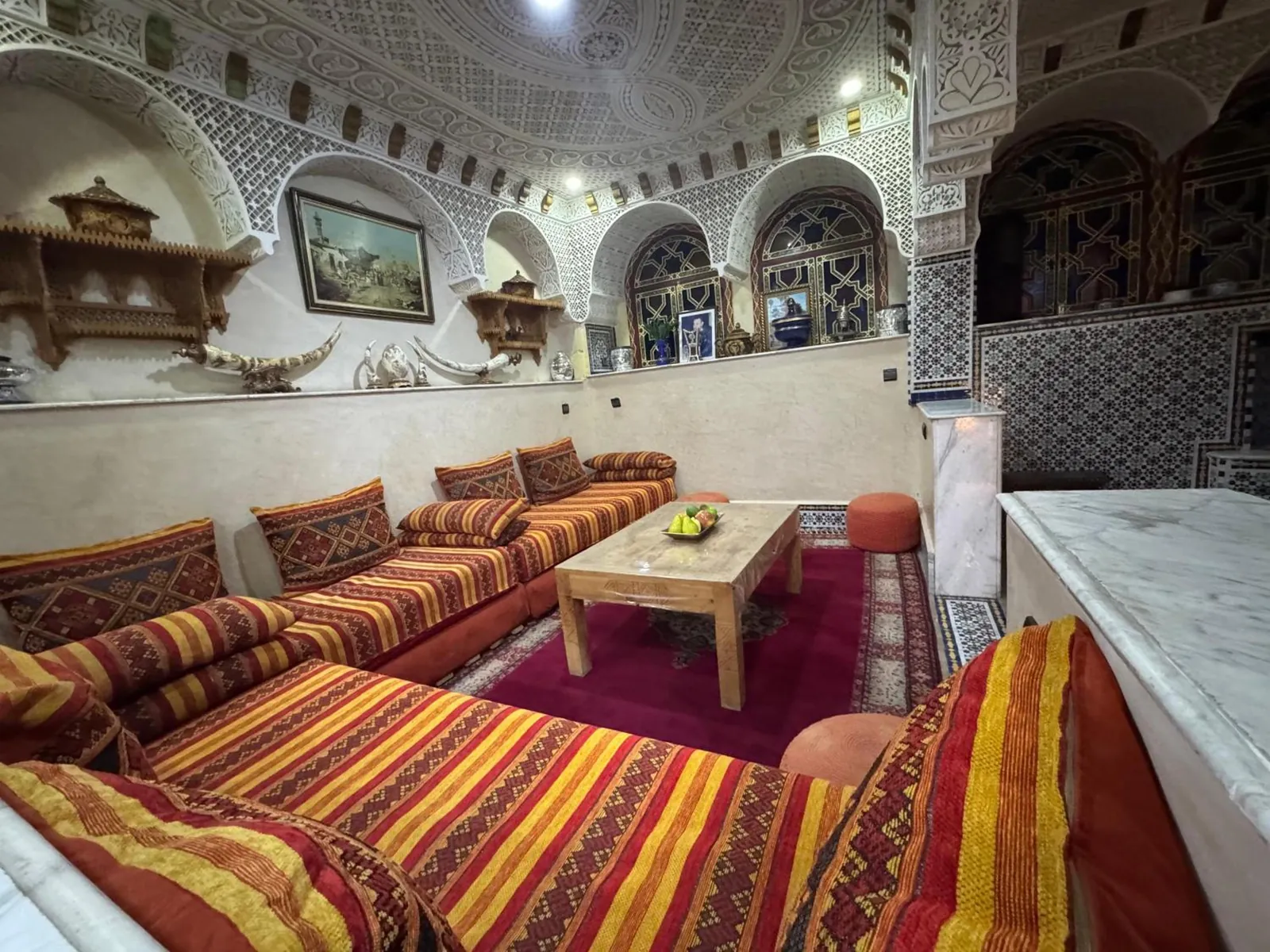 Le salon de l'appartement, banquettes et table basse