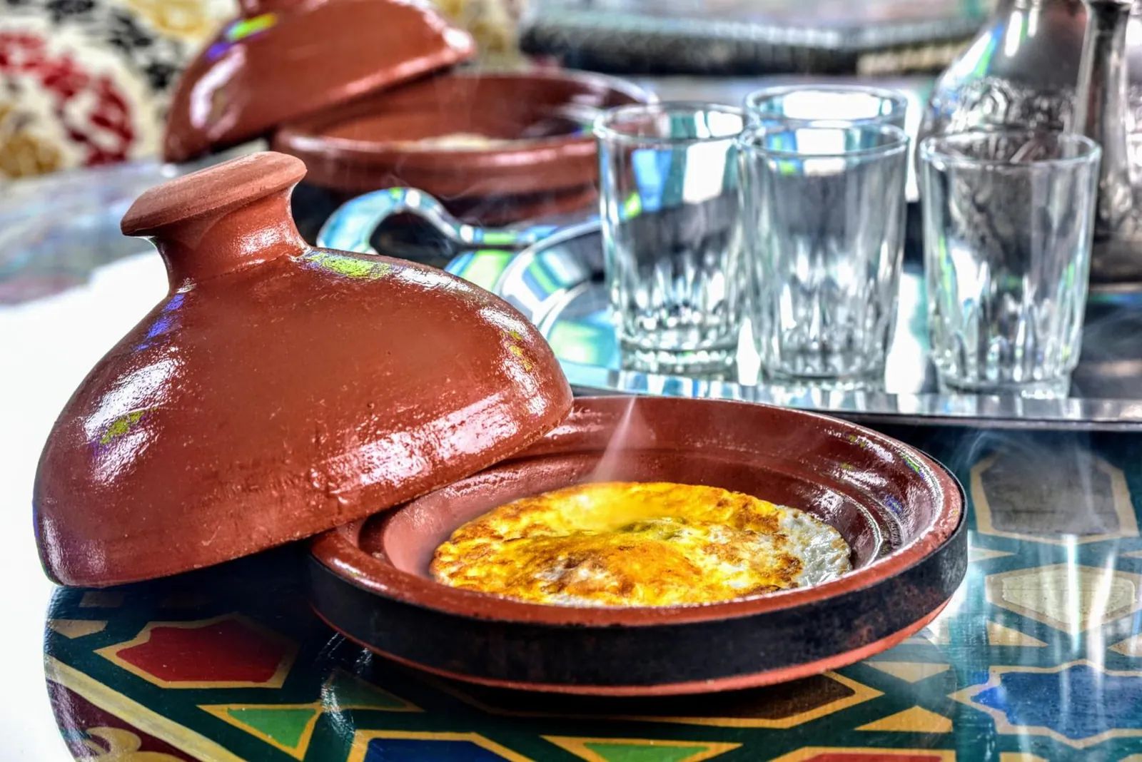 Des œufs dans un plat à tajine, au petit-déjeuner
