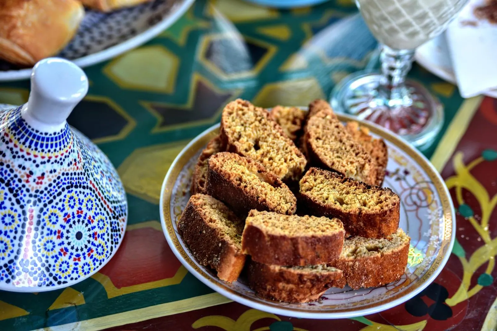 Un gâteau maison et un sucrier peint