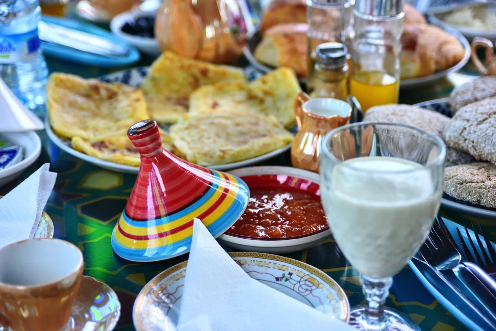 Crêpes, msemen et lben sur la table du petit-déjeuner