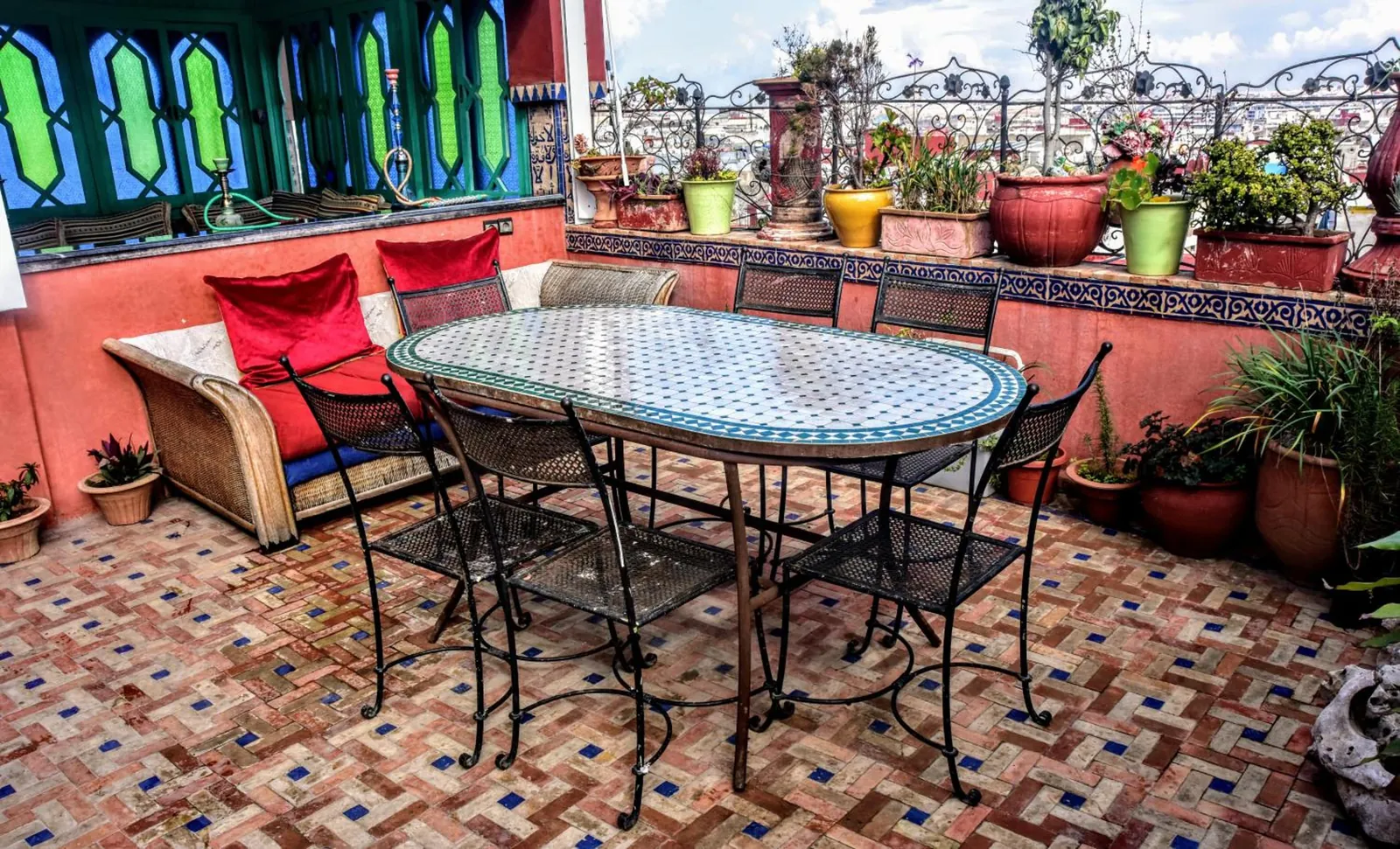 La table en zellige de la terrasse et ses chaises en fer