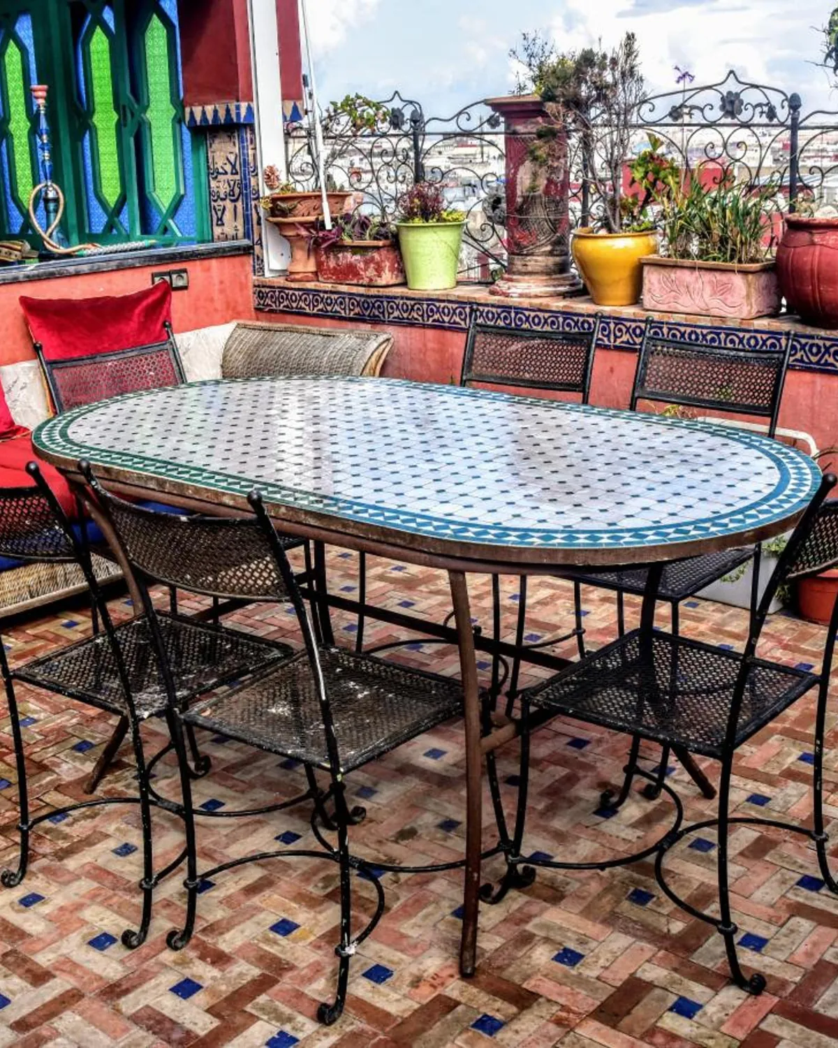 La table en zellige de la terrasse et ses chaises en fer