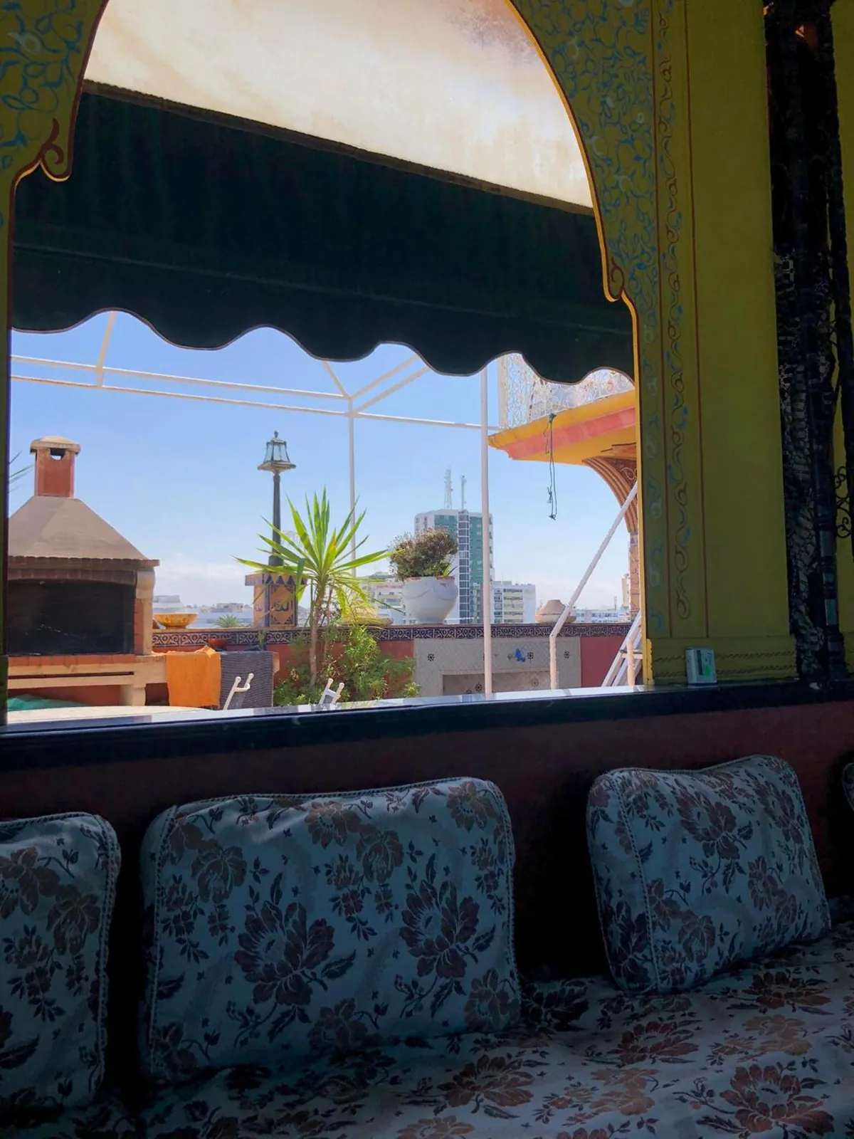 La terrasse vue depuis la banquette du salon