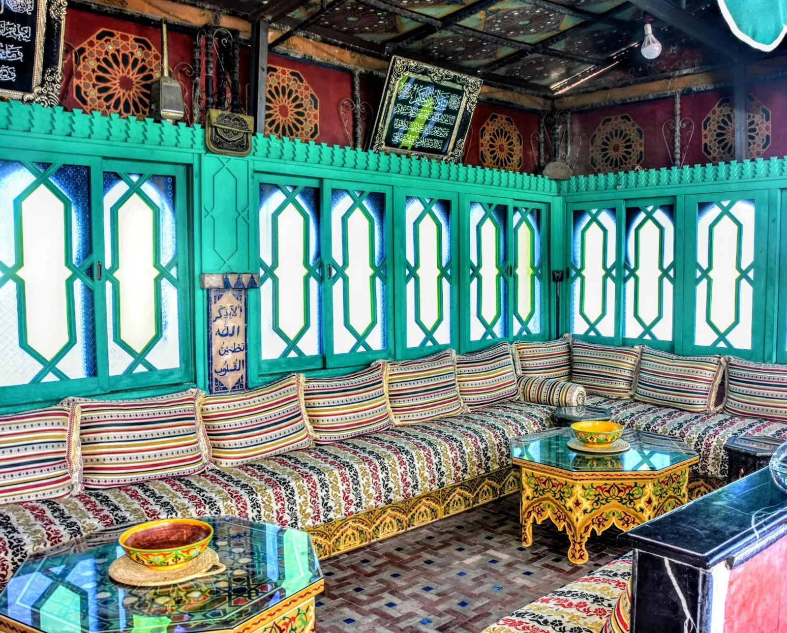 Le salon de la terrasse et ses fenêtres turquoise