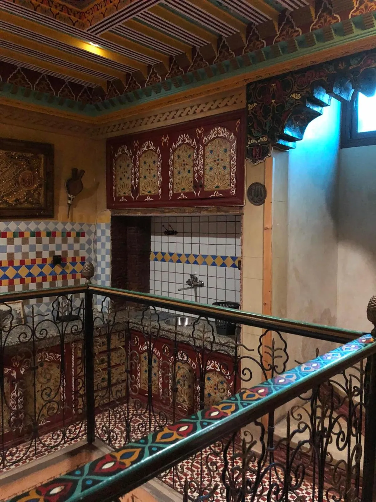 La rampe en fer forgé au-dessus du patio
