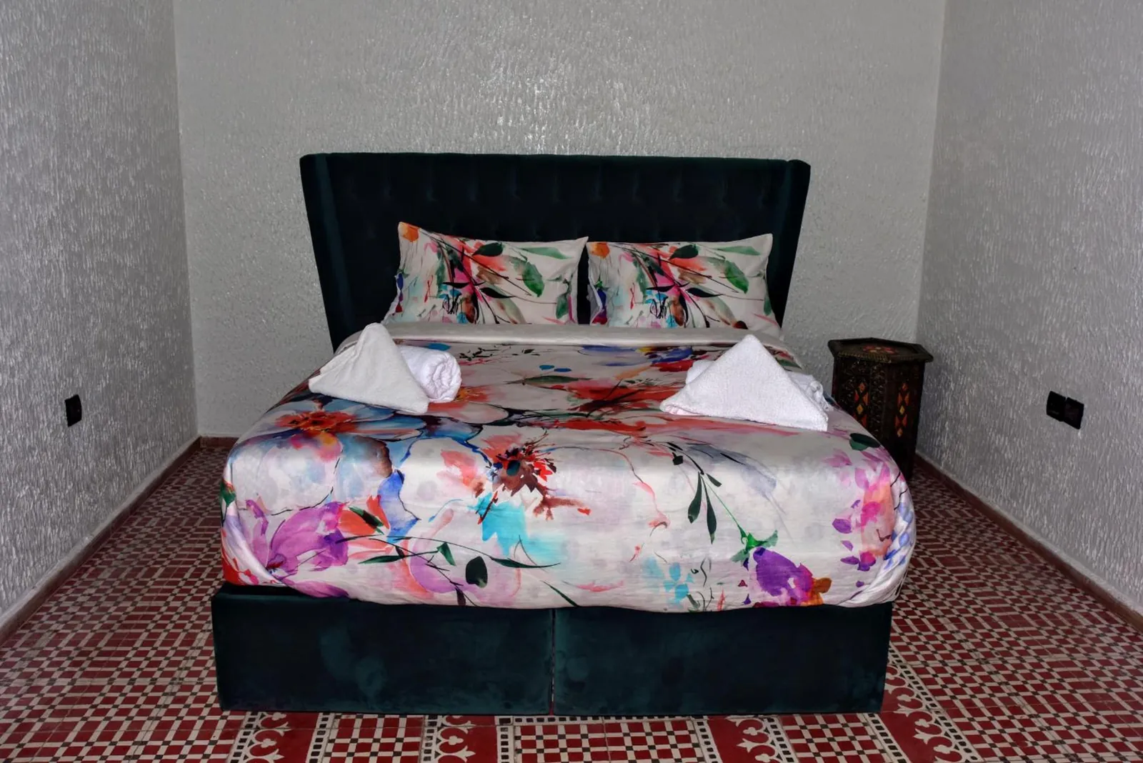 Une chambre double, couette à fleurs