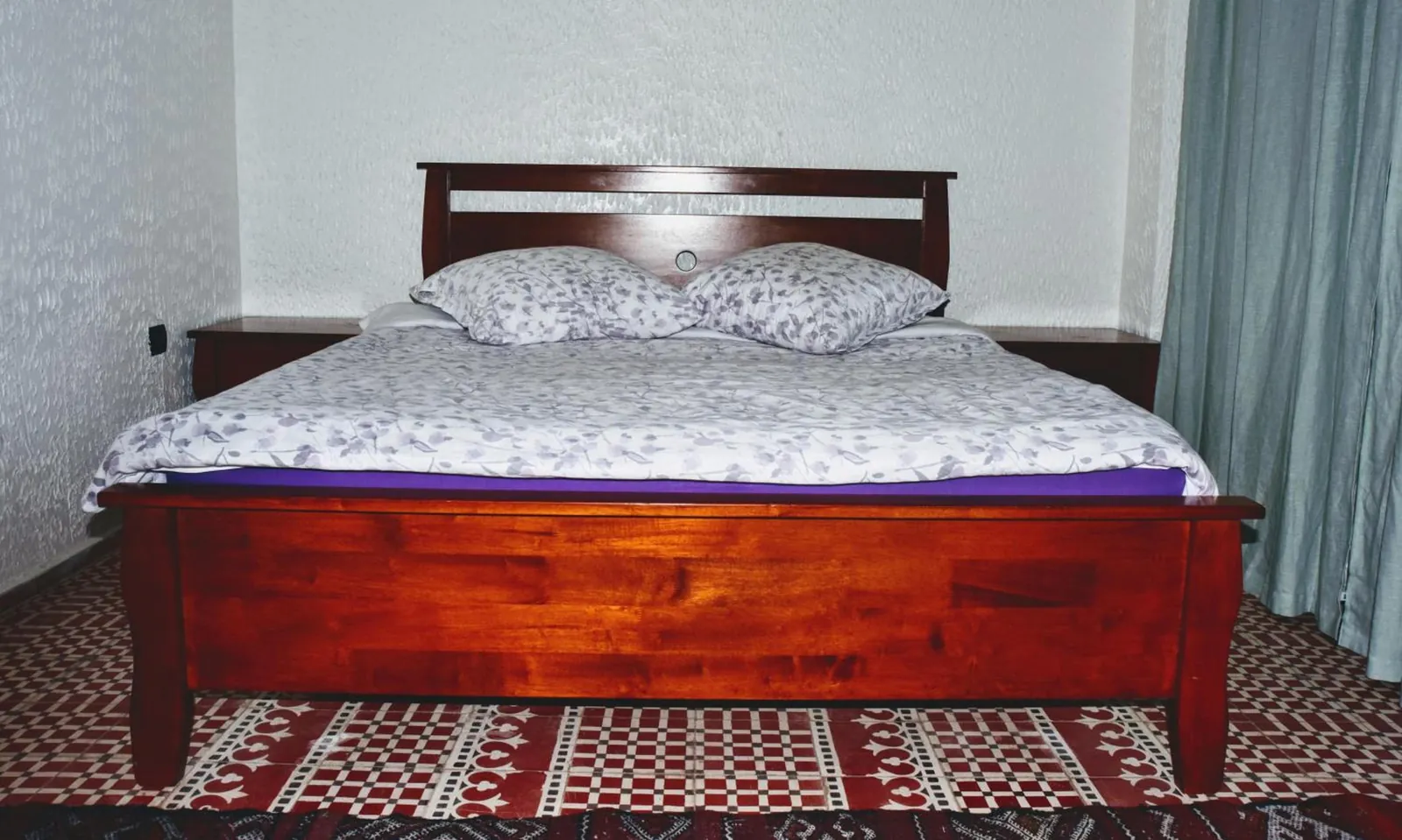 Une chambre double, lit en bois
