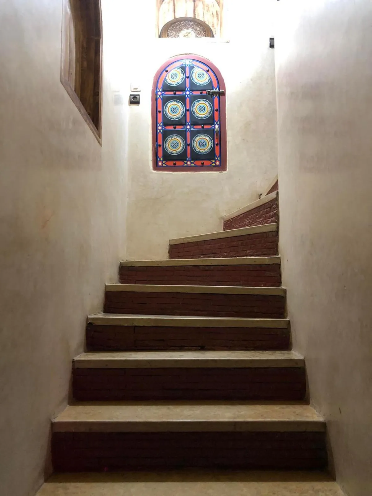L'escalier sous un vitrail