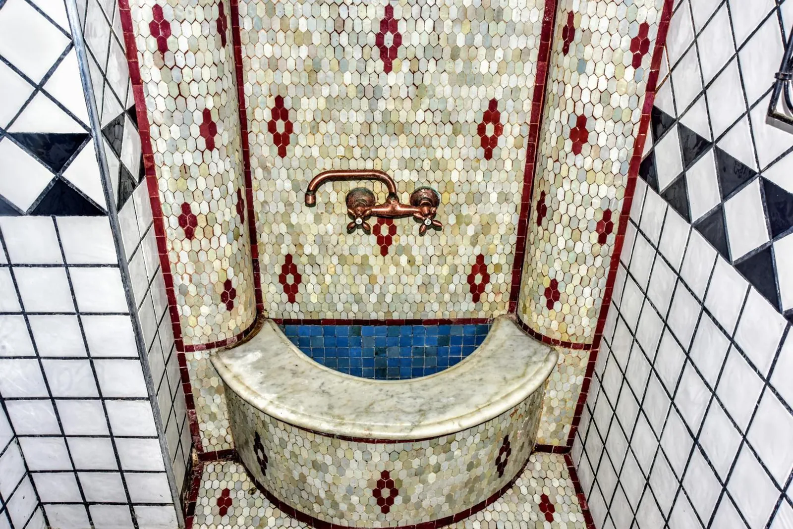 Une vasque en zellige dans une salle de bains