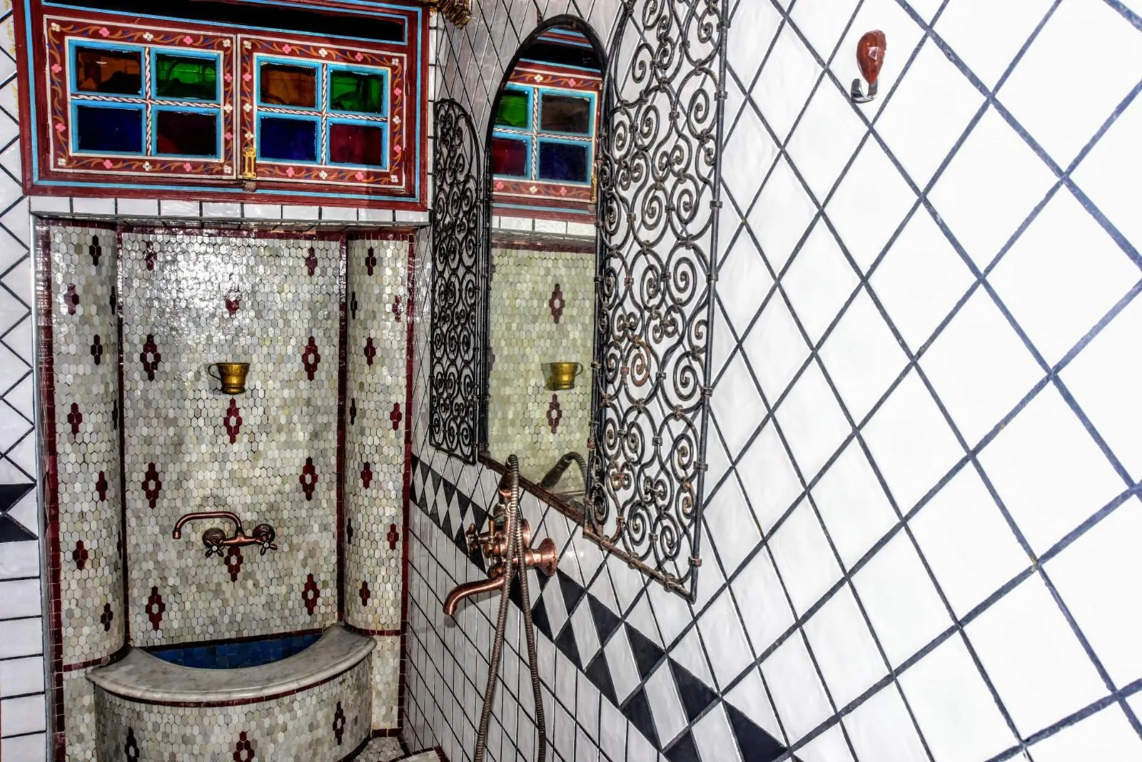 Une salle de bains en zellige et fer forgé