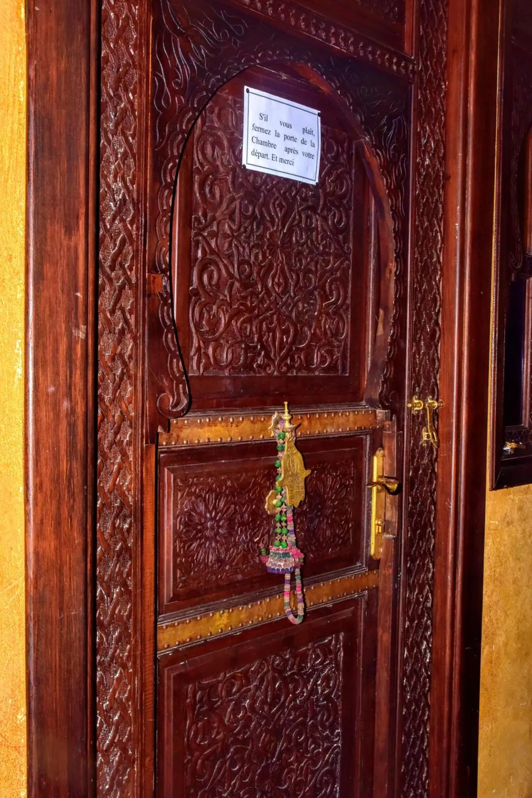 Une porte en bois sculpté