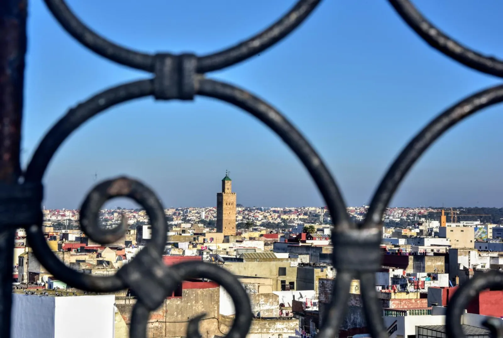 La médina vue à travers le fer forgé de la terrasse