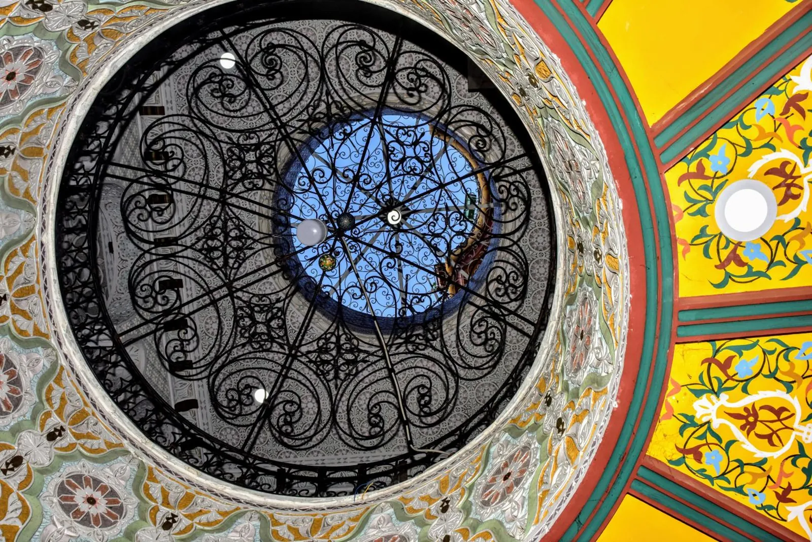 Le puits de lumière en fer forgé, vu d'en dessous