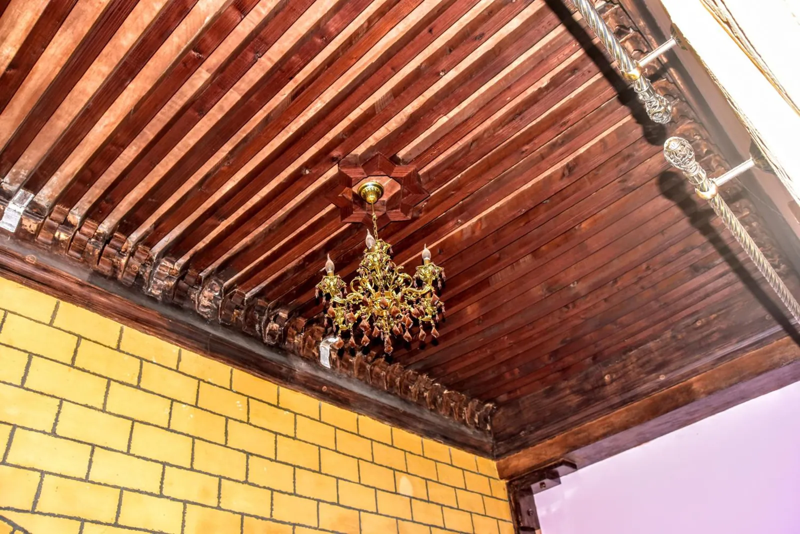 Un plafond en bois et son lustre