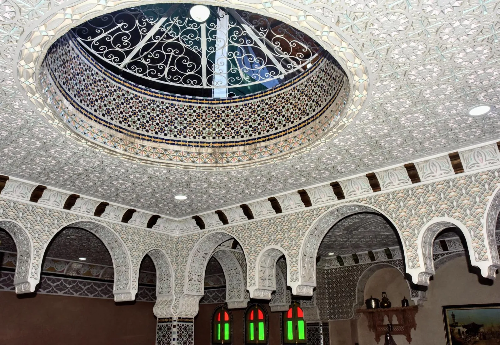 La coupole sculptée au-dessus des arcs du salon