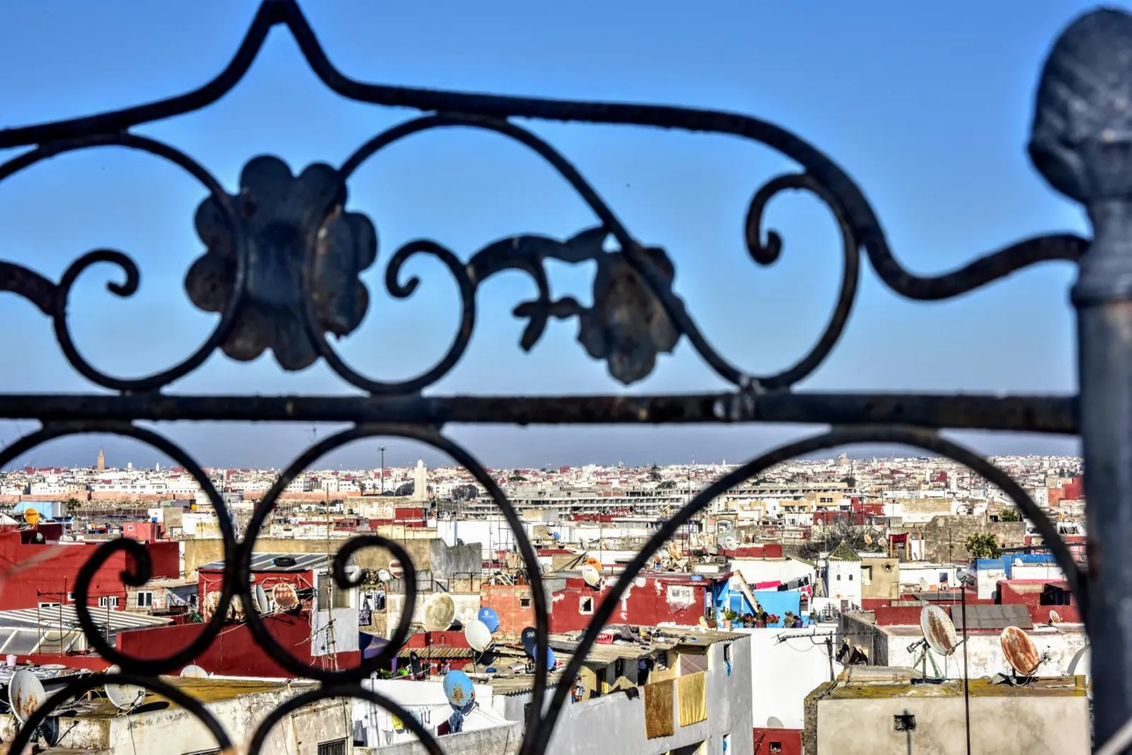 Les toits de la médina derrière la rampe en fer forgé