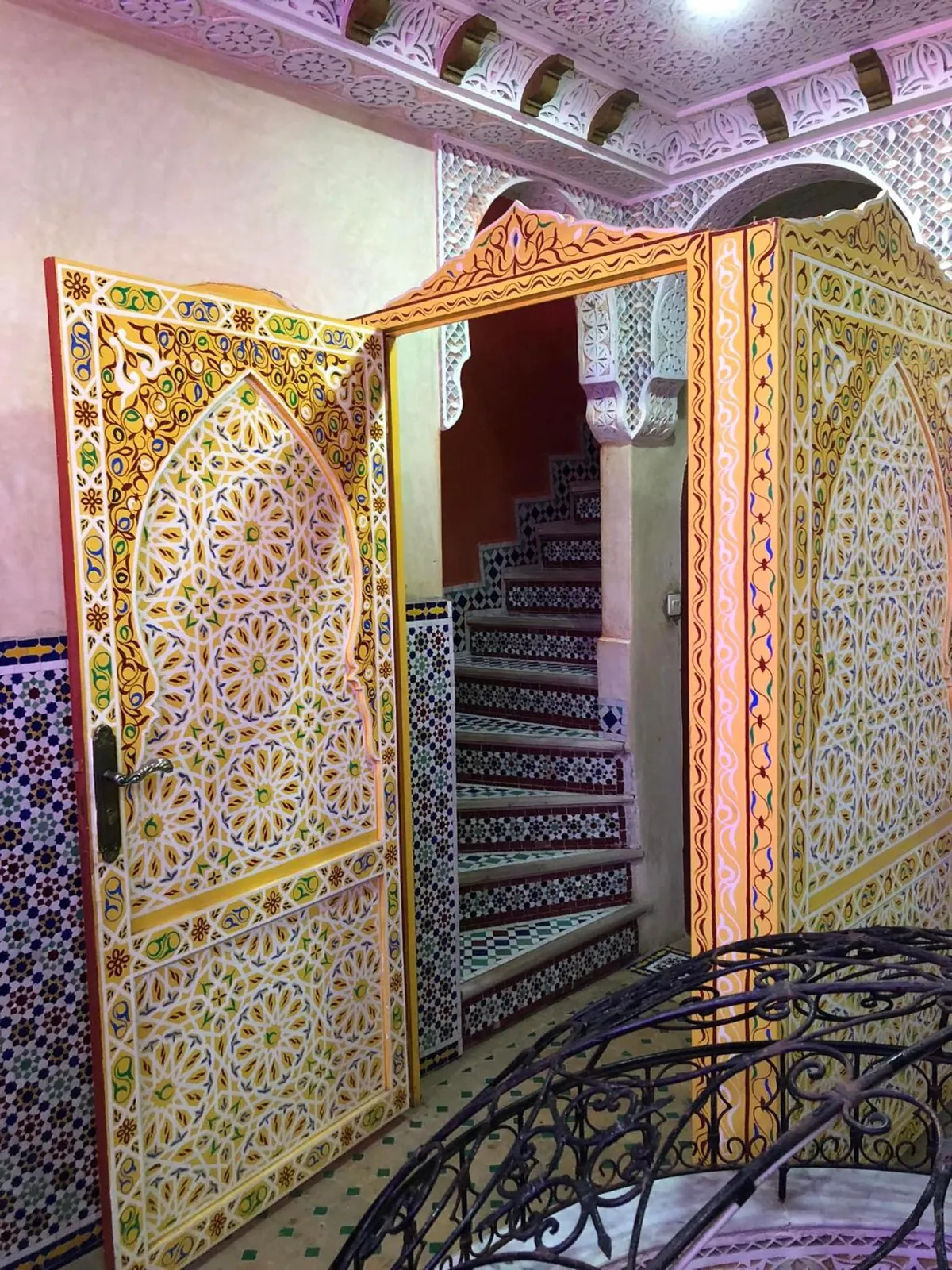 Des portes peintes ouvertes sur l'escalier