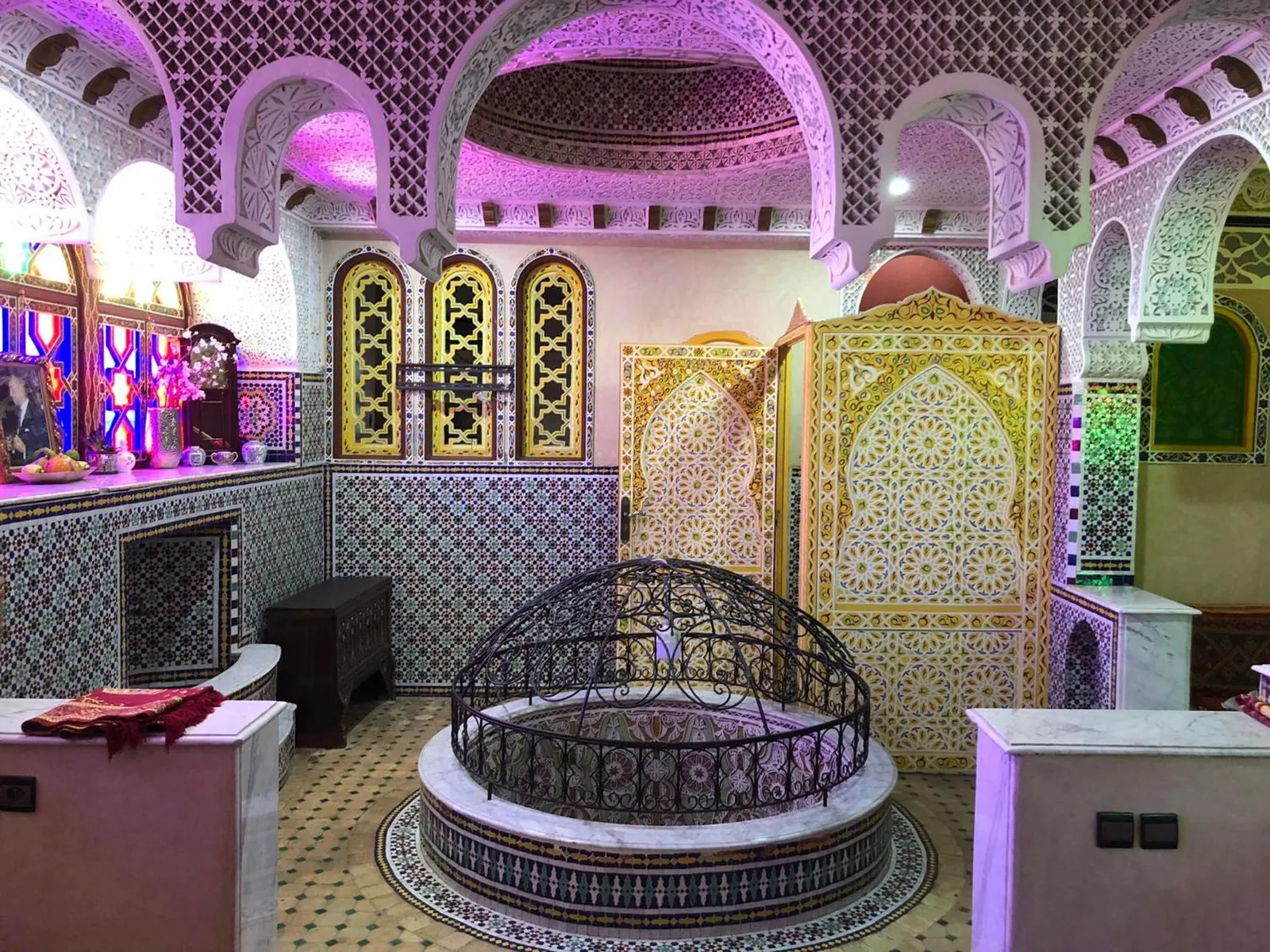 La fontaine du salon sous sa cage en fer forgé