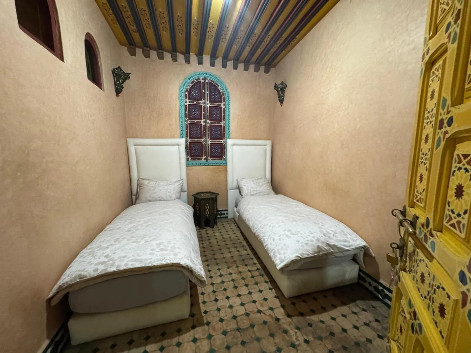 La chambre à lits jumeaux, deux lits blancs