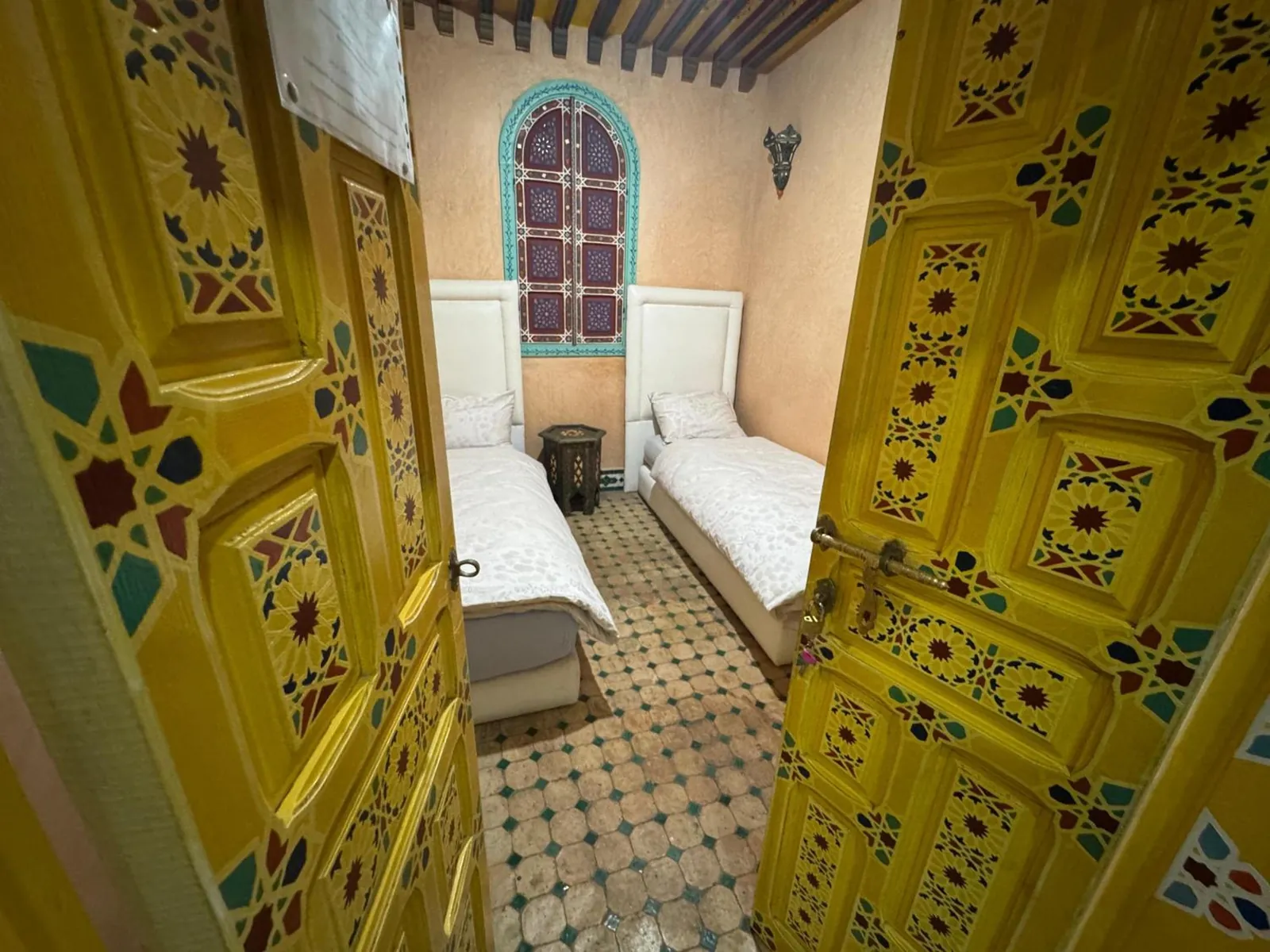 La chambre à lits jumeaux, vue par sa porte jaune