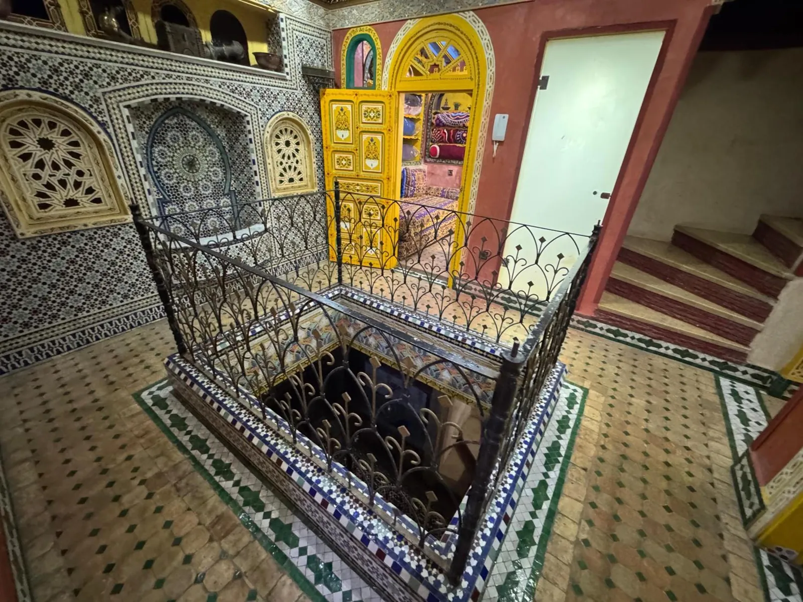 L'escalier et la rampe en fer forgé