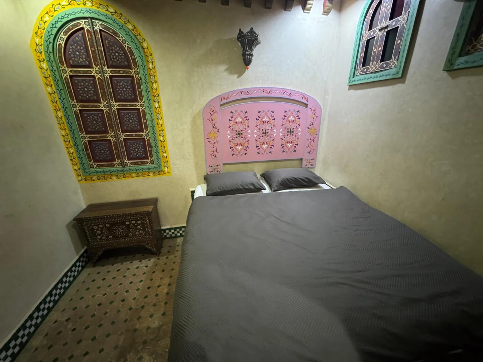 La chambre double au lit à tête rose peinte