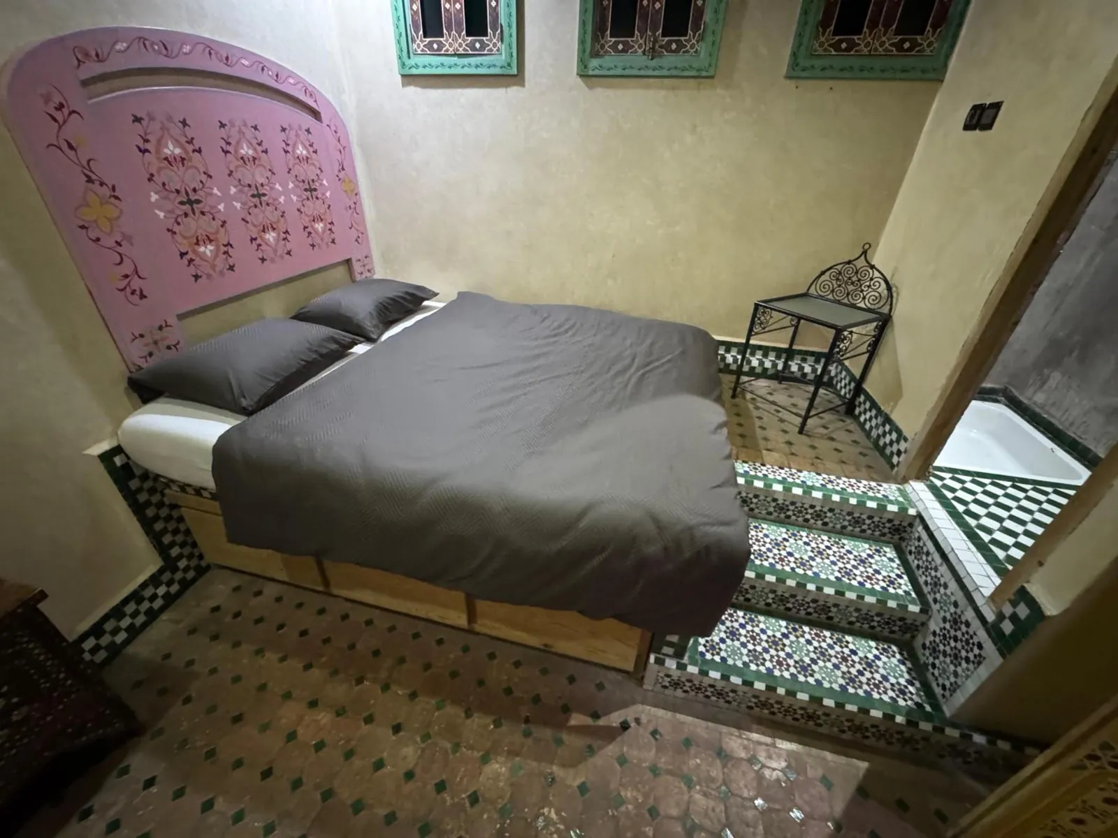 La chambre double à tête rose, vue de côté