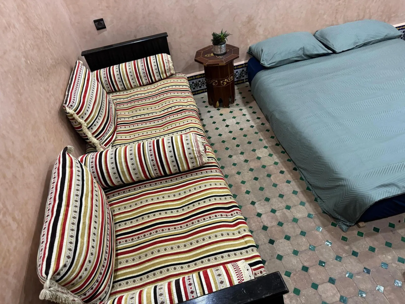 Une chambre, banquette rayée et lit